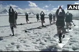 印度武装部队人员在印中边境附近的喜马拉雅山练瑜伽图片