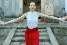 李若彤目测72斤！穿背心直筒裤配马丁靴健身，瘦成麻杆快看不见肉图片