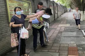 女子旧病复发瘫倒街头 辅警小哥背她回家图片