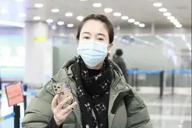 左小青走机场真会穿，军绿羽绒服配小脚裤，照着穿保暖又时髦图片