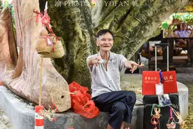 广东乡下遇见一位竹编老人，小工艺品5元1个，生意不好却依然乐观图片