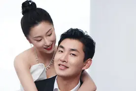王彦霖艾佳妮拍婚纱，两人甜蜜对视，女方手上巨大心形钻戒太吸睛图片
