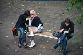 他用10年时间偷拍一把椅子，椅子上的人与事，让人莫名感动图片