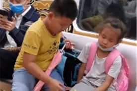 妹妹地铁上犯困想睡觉，哥哥贴心照顾惹人羡，网友：有哥哥真好图片