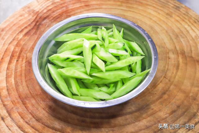 黄瓜炒着吃更鲜嫩，厨师长分享黄瓜炒鸡蛋的家常做法，清淡少油