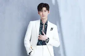 张翰外出，反戴着帽子身穿黑色T恤，36岁也很潮很帅气图片