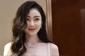 张天爱疑似出现整容后遗症，脸僵老十岁撞脸霍思燕图片