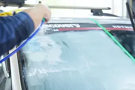 雨刮器发出噪音 其实是玻璃上有油污 深度清洗后效果如新换的视频封面