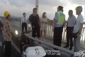 昨晚，三桥上众人合力救下一女子图片