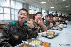 韩国士兵伙食不如监狱餐？以泡菜为主缺乏肉类，士兵瘦弱缺乏战力图片