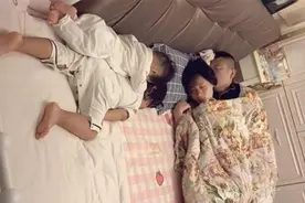 一家四口睡觉照片走红，婆婆忍俊不禁：活宝父母图片