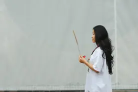 故事：她三十岁不想结婚，遇小七岁奶狗弟弟半年后，却拉他领了证图片