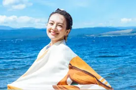 跟着章子怡学度假穿搭，丝巾当披肩真时尚，一下子年轻十岁图片