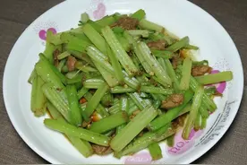 家常芹菜炒肉丝怎么炒脆嫩又好吃？教你正确窍门，简单快手又下饭图片