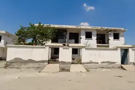 宁夏贺兰山下大片荒废房屋，独门独院成色还新，为何被废无人知晓图片