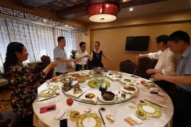 酒桌上，老板给你倒酒，不会来事的“一口闷了”，情商高的这样做图片