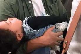 爸爸怀抱熟睡女儿乘地铁，40分钟都没人让座，宝爸的举动惹人泪目图片