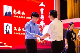 新川外国语学校老师集体拍写真，欢庆教师节图片