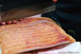 南京的面馆不一般，一碗面里就一块肉，一块肉足有4两重，真实在图片