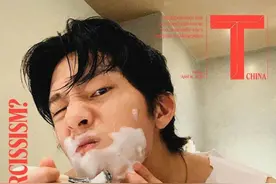 井柏然穿白色背心搭湿发造型，拿剃须刀刮胡须，演绎居家男友日常图片