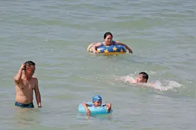 游泳圈≠救生圈 儿童海边戏水家长需看护图片