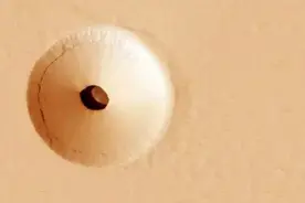 火星上发现的6个神秘坑洞，巨大“脚印”像是有外星怪兽走过图片