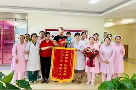 妙手仁心保母子平安 产妇感恩送锦旗致谢图片