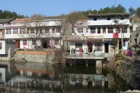 我们村第一代百万富翁在挨饿受冻中孤独地冻死在冰冷的地板上图片