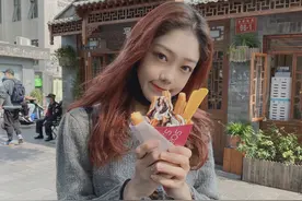 希林娜依高晒逛街vlog，露脐装下腰围太抢镜，这尺寸认真的吗图片