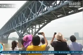 老桥工乘坐游轮穿过南京长江大桥：回想当年再叙青春无悔图片