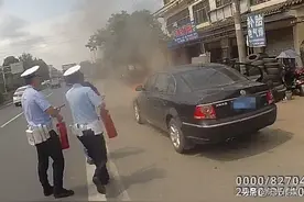 108国道车辆突发自燃 旌阳交警变身消防员紧急救助图片