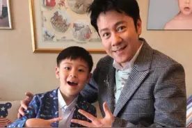 五十多岁蔡国庆“学霸儿子”火了，奖状证书堆成山，网友：真富养图片