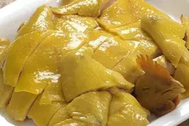做白切鸡有人水煮，有人蒸煮，都错！教你正确做法，鸡肉又嫩又滑图片