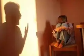 被家长吼后，孩子是沉默还是顶嘴？暗示了长大后在性格方面的差别图片