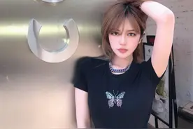 周扬青气质非一般，穿黑色连衣裙配运动鞋，32岁硬穿成00后图片