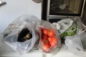 建议大家：不管厨房大小别乱塞塑料袋！教你几招，干净整洁不占地图片