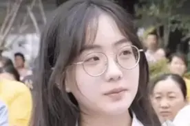 考场外手捧满天星的女孩火了，看到她等的人出来后，网友：羡慕了图片
