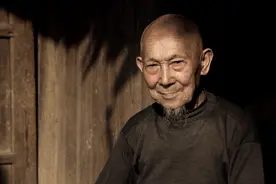 民间故事：老爹拆屋邻居坐不住了，一块猫骨，才知当年隔壁有多狠图片