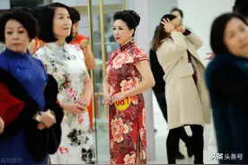 55岁大姐和35岁小伙恋爱一个月就分手，大姐：他是甘蔗男图片