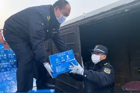 老中青三代党员齐上阵，13小时徒手转运120吨援汉物资图片