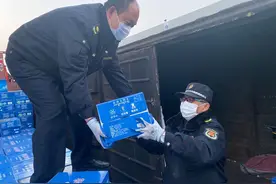 老中青三代党员齐上阵，13小时徒手转运120吨援汉物资图片