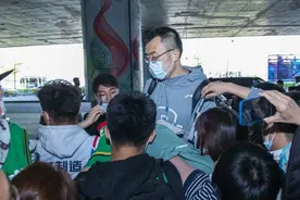 辽宁队回家！杨鸣哭了，球迷鼓励韩德君，郭艾伦却不见了身影图片