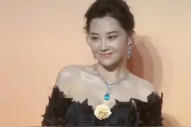 52岁许晴身材太惊艳！穿紧身裙水蛇腰瞩目，生图白到发光妩媚撩人图片