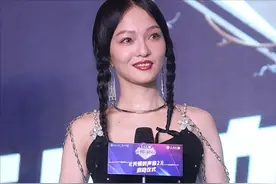 张韶涵尝试甜酷风挺成功，扎双麻花辫配贴钻裙好减龄，像个大学生图片