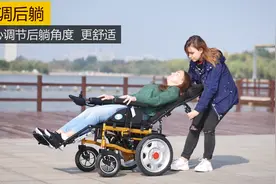 单手摇杆电动轮椅演示图片