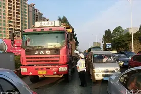 违规限高杆整治后，国家再次对部分地区货车24小时禁行下重拳图片