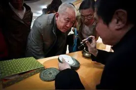 老人拿出“夜明珠”鉴宝，关灯后果真发光，专家却说：这不可能图片