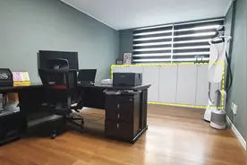 二手房简单翻新，特意在书房窗户下打一排柜子，坐在地上拿取衣物图片