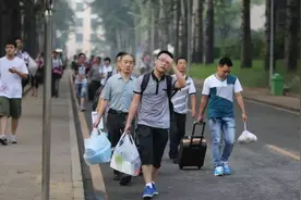 有种“开学”叫新生报到，画风逐渐“沙雕”，网友：多笋呐图片