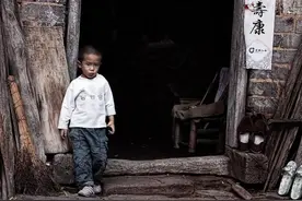 半夜发洪水，10年未归的爸爸突然回家救儿子，爷爷竟说爸爸不是人图片